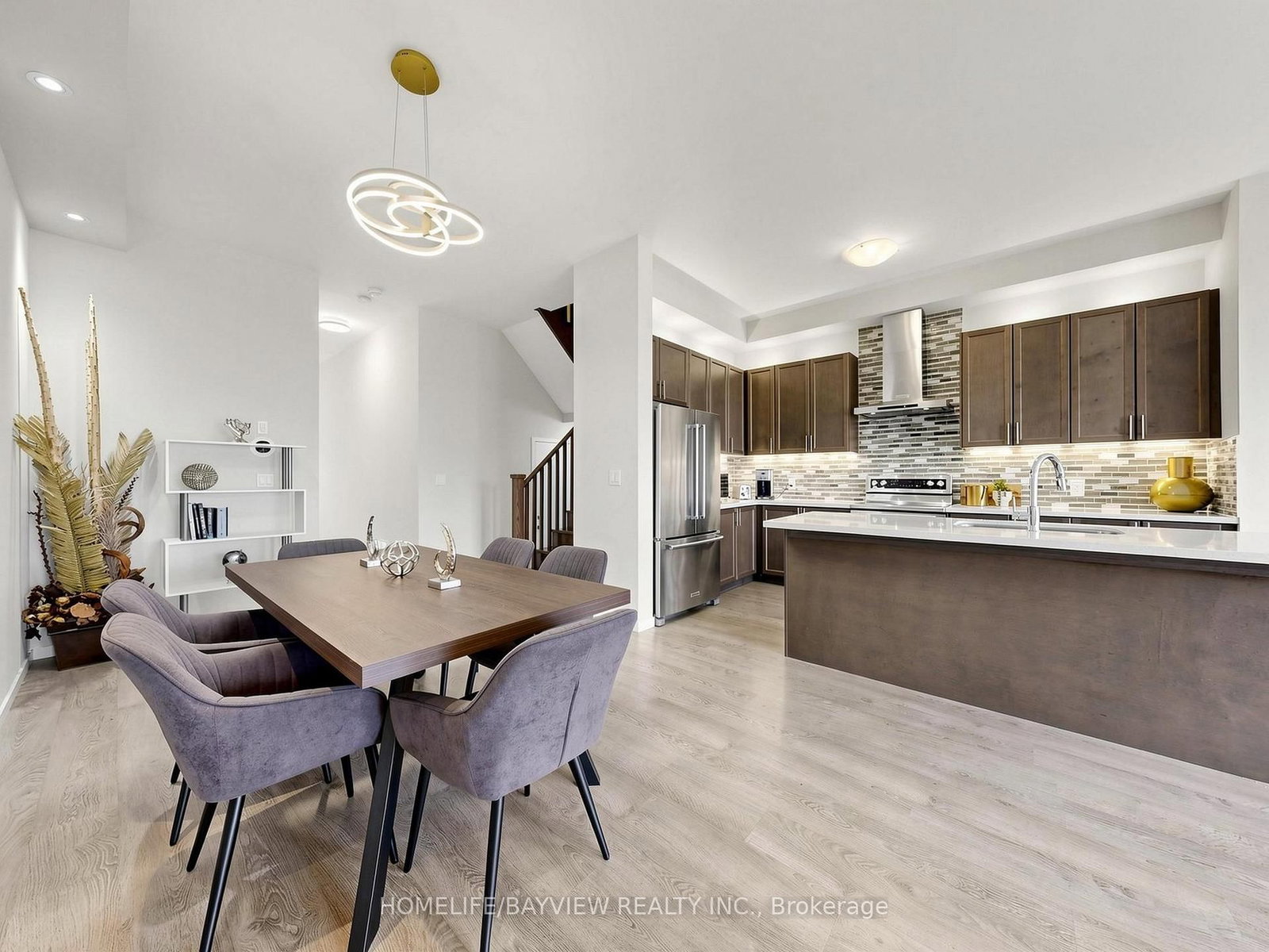 240 Elyse Court • Aurora, ON photo 9