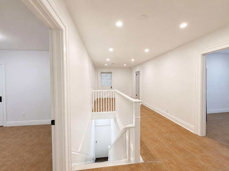 2 - 94 Wellington Street E