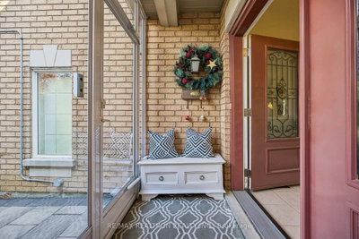 9 Kimono Crescent • Richmond Hill, ON photo 2