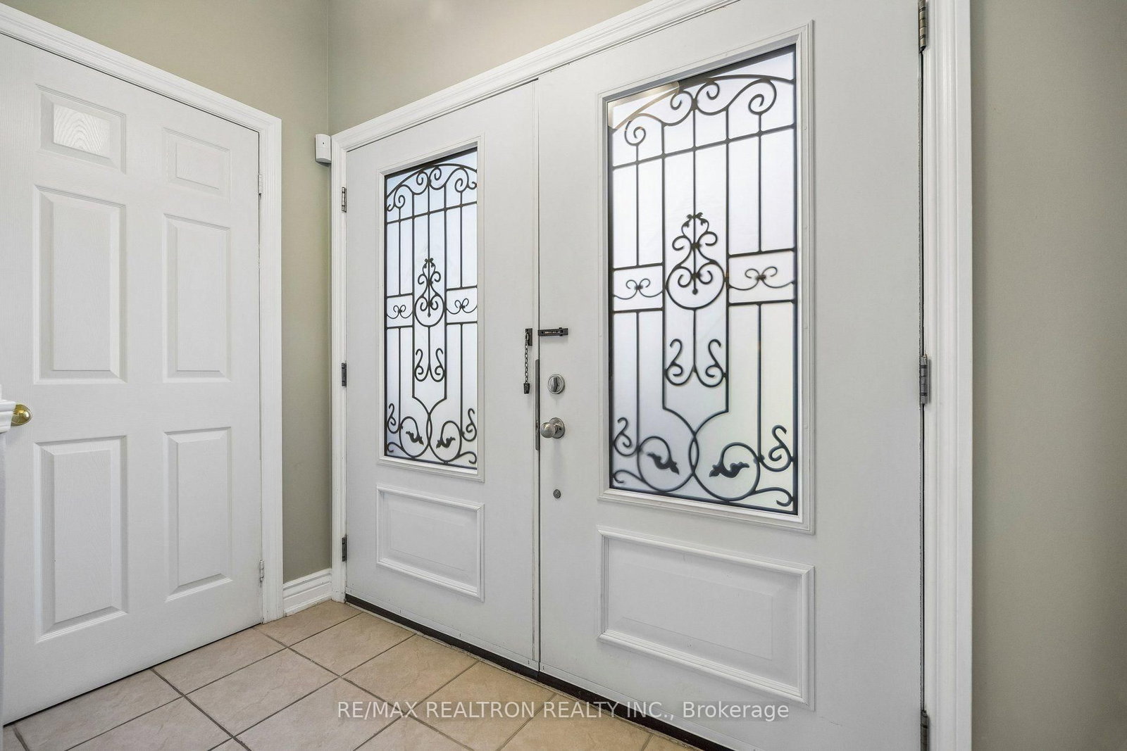 9 Kimono Crescent • Richmond Hill, ON photo 3