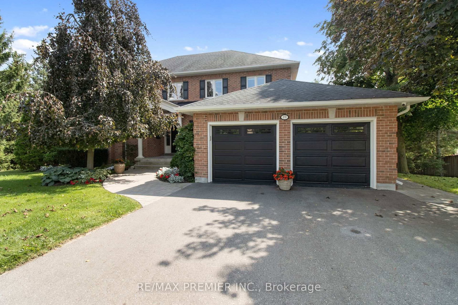 19 Stockdale Crescent • Richmond Hill, ON photo 2