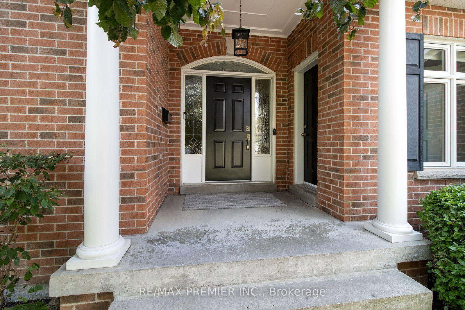 19 Stockdale Crescent • Richmond Hill, ON photo 3
