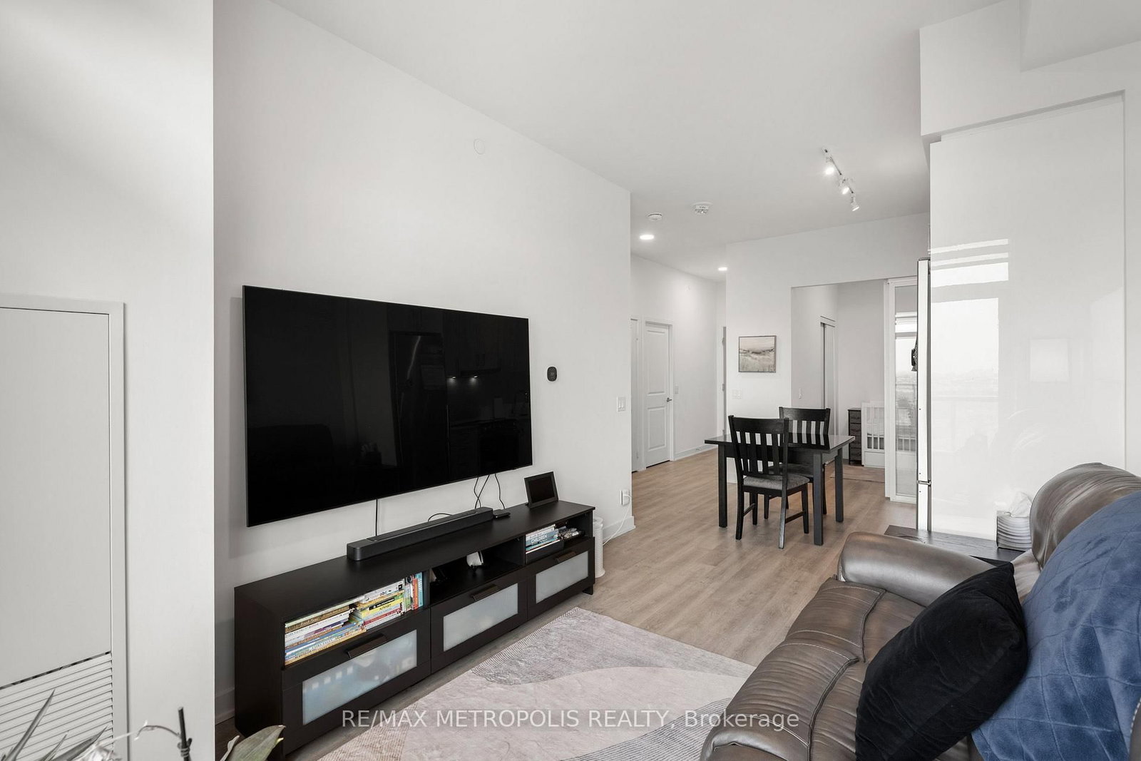 30 Upper Mall Way • #2504 • Vaughan, ON photo 8