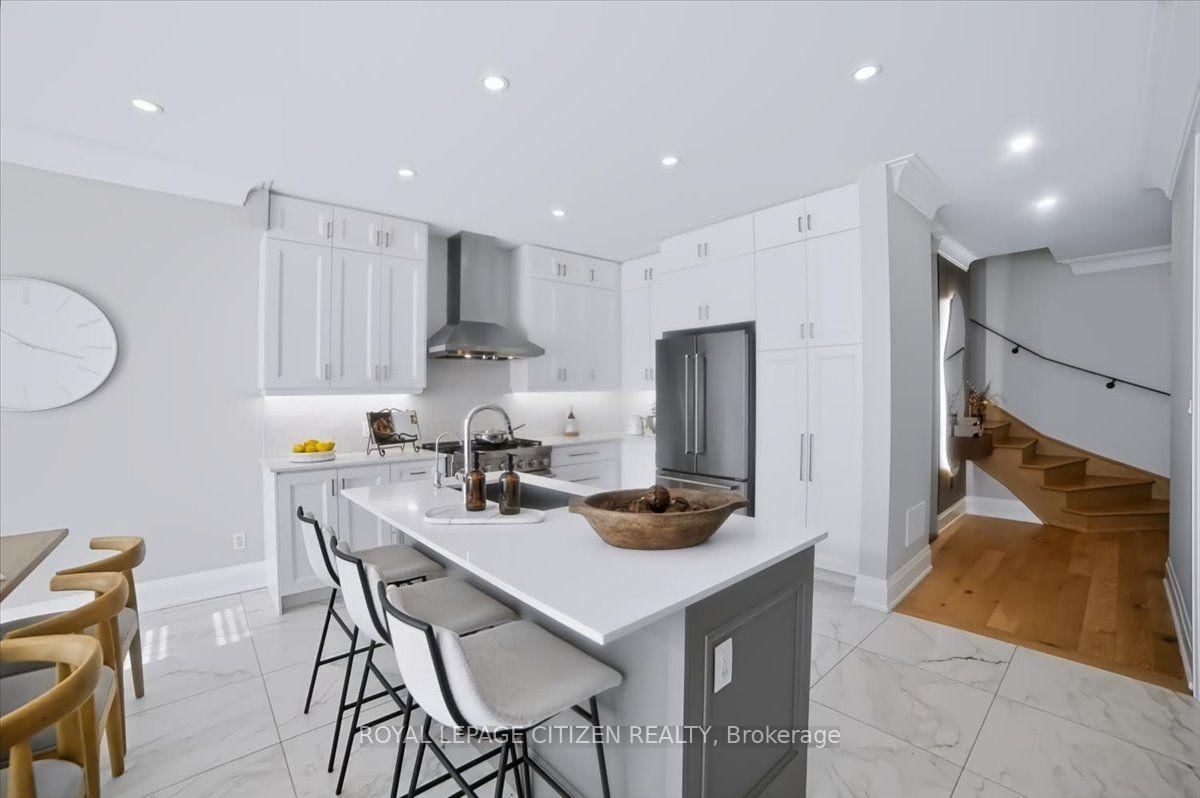 243 Ferragine Crescent • Bradford West Gwillimbury, ON photo 4