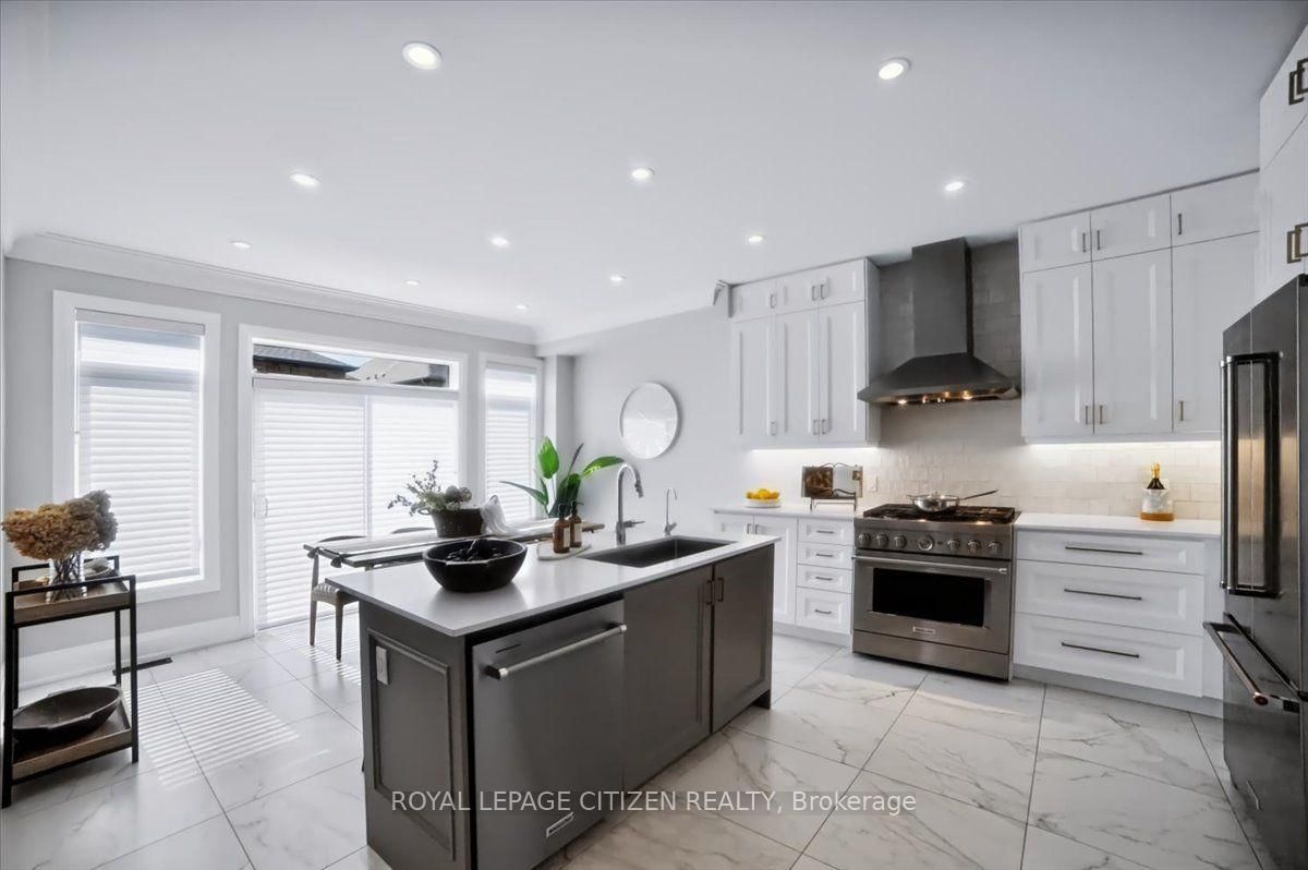 243 Ferragine Crescent • Bradford West Gwillimbury, ON photo 5