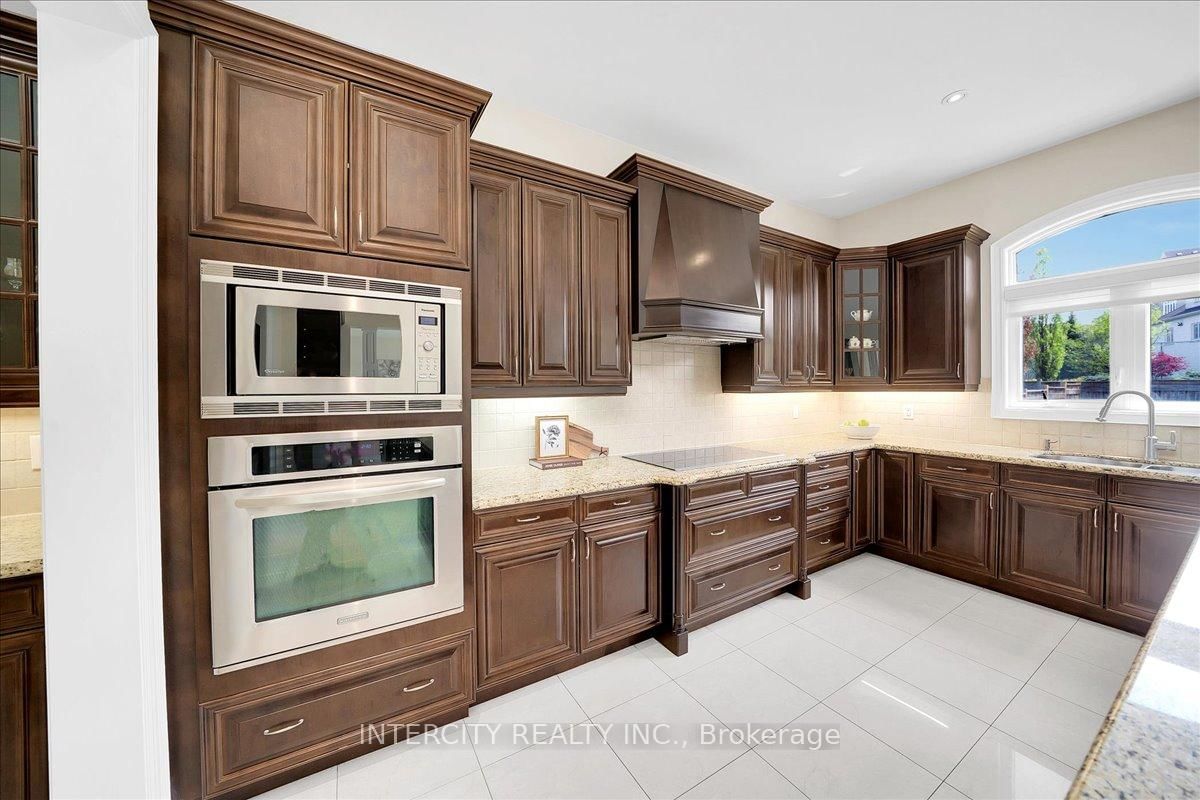 233 Carisbrooke Circle • Aurora, ON photo 16