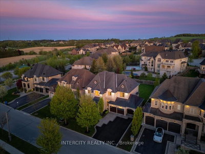 233 Carisbrooke Circle • Aurora, ON photo 2