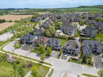 233 Carisbrooke Circle • Aurora, ON photo 3