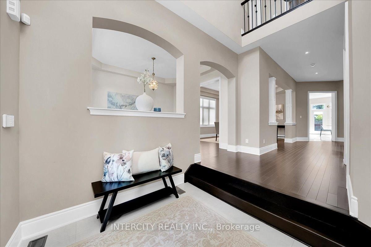 233 Carisbrooke Circle • Aurora, ON photo 4