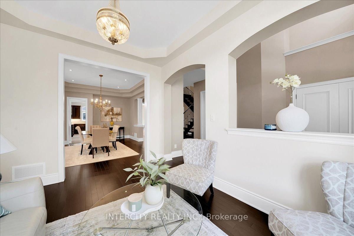 233 Carisbrooke Circle • Aurora, ON photo 6