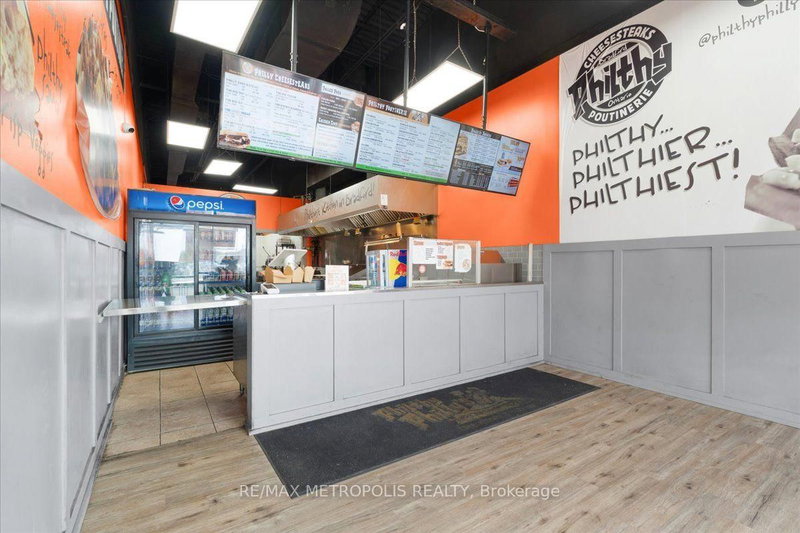 450 Holland St W photo 2