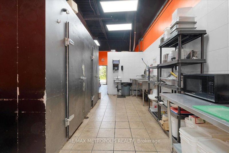 450 Holland St W photo 4