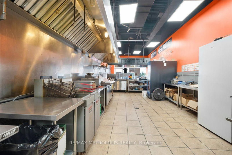 450 Holland St W photo 5