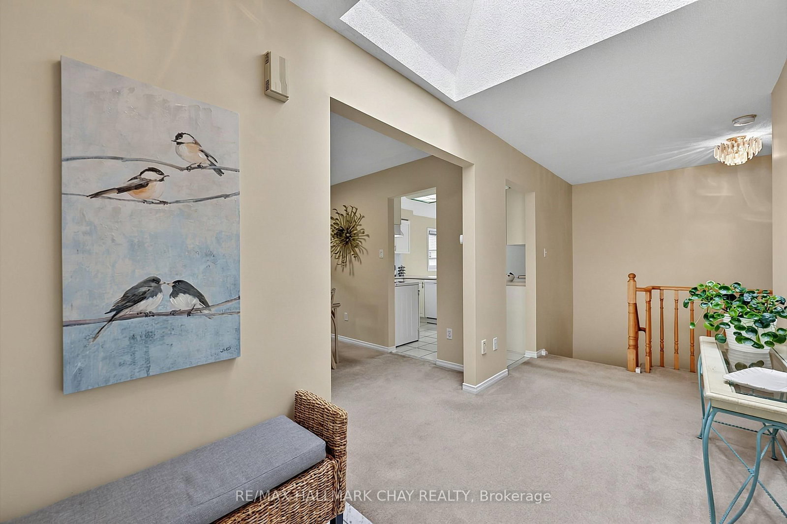 207 Melbourne Drive • Bradford West Gwillimbury, ON photo 3