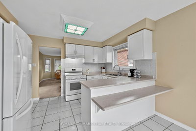 207 Melbourne Drive • Bradford West Gwillimbury, ON photo 9