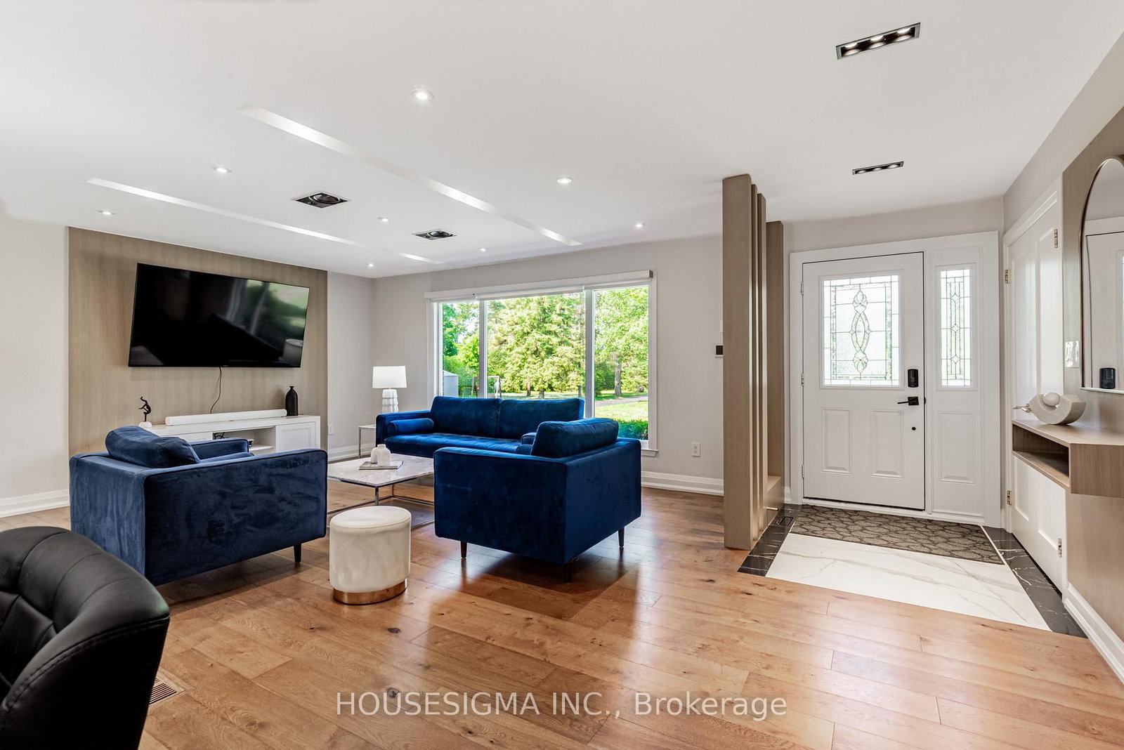 14639 Leslie Street • Aurora, ON photo 3