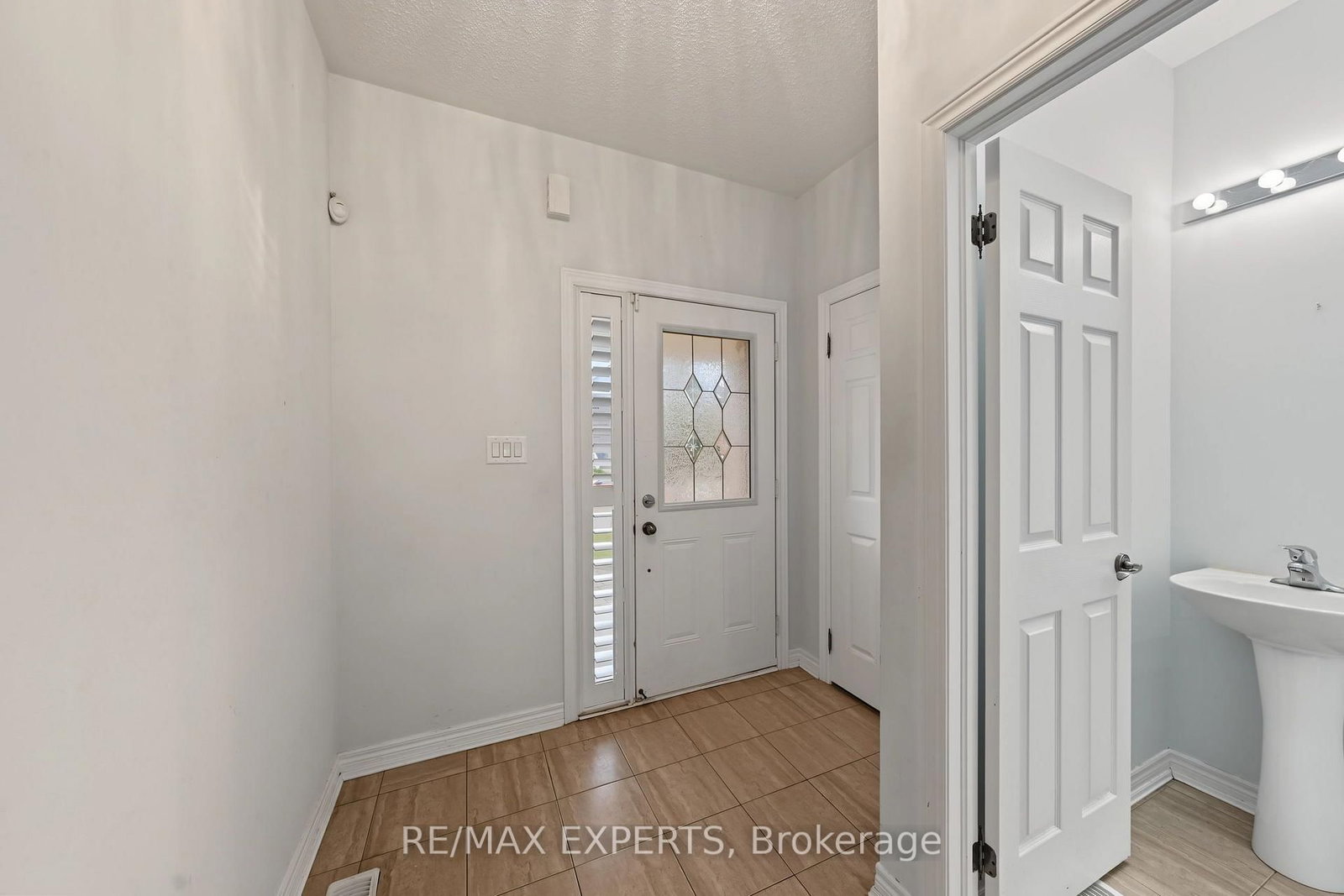 39 Naylor Drive • Bradford West Gwillimbury, ON photo 3