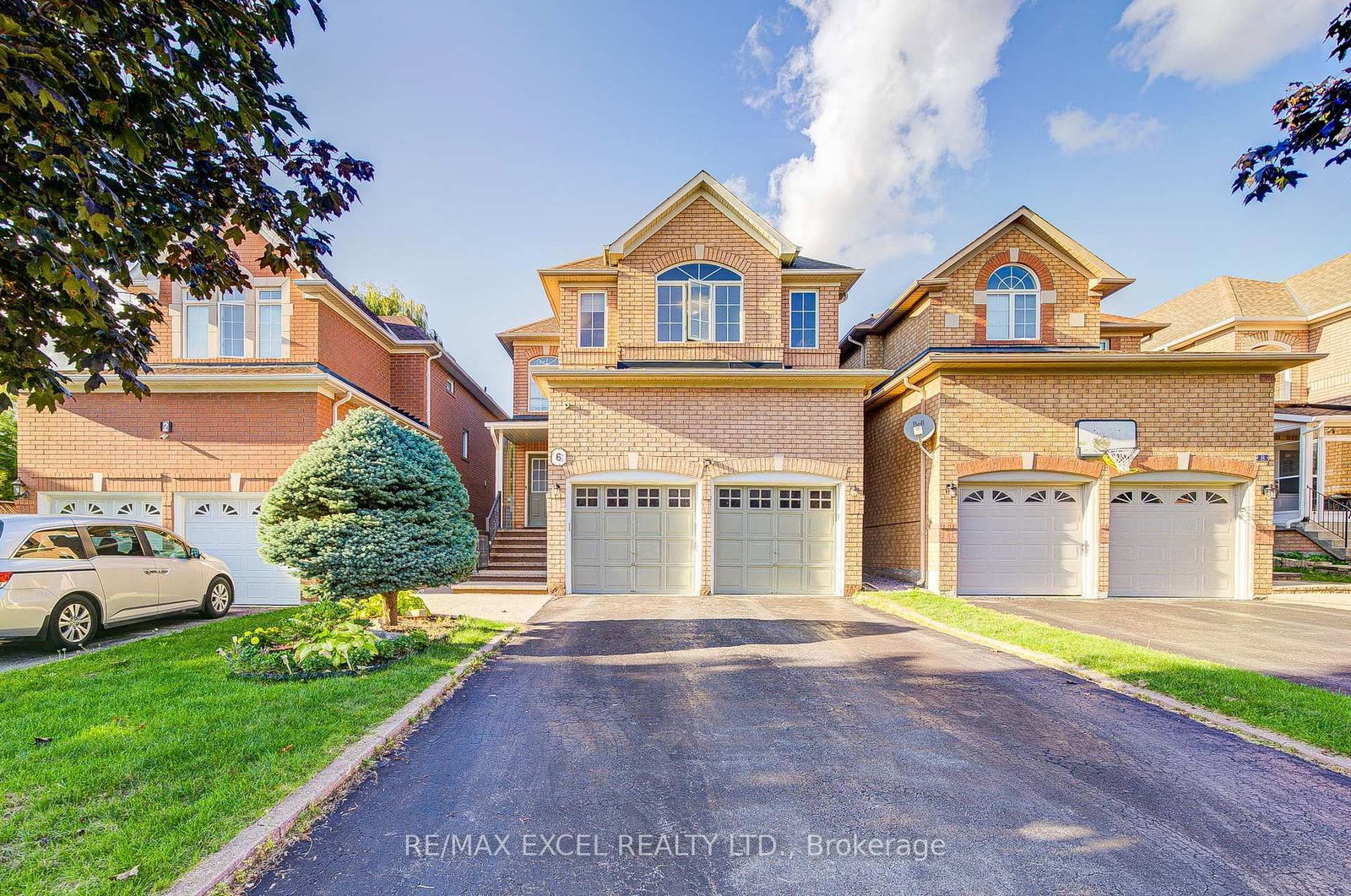 6 Sapphire Drive • Richmond Hill, ON photo 2