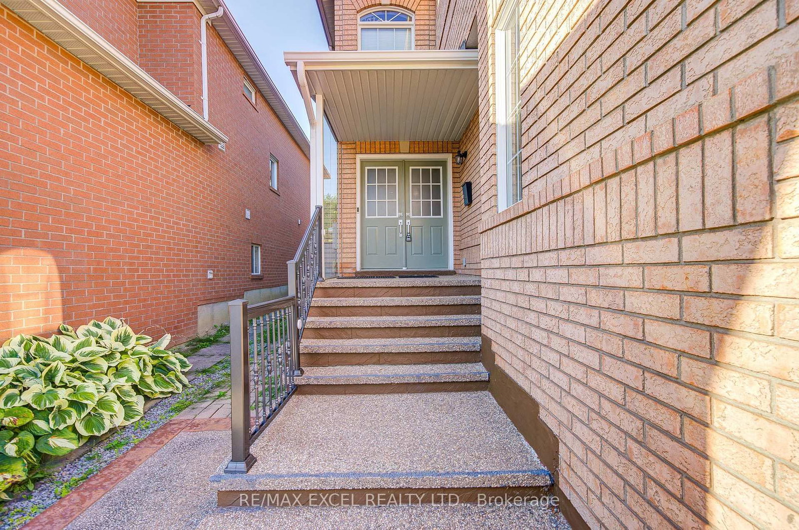 6 Sapphire Drive • Richmond Hill, ON photo 3