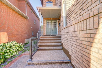 6 Sapphire Drive • Richmond Hill, ON photo 3