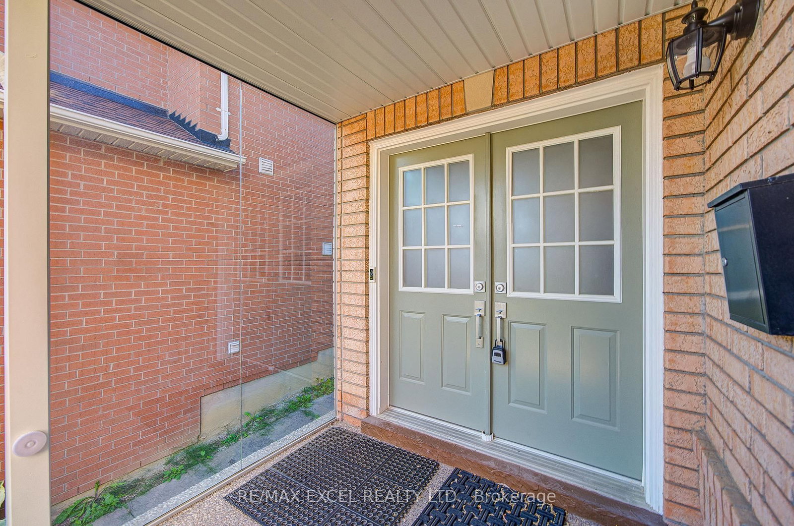 6 Sapphire Drive • Richmond Hill, ON photo 4