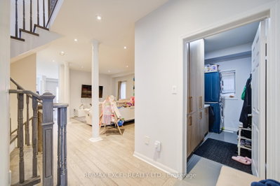 6 Sapphire Drive • Richmond Hill, ON photo 6