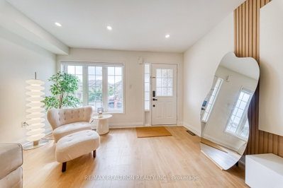 12 Quattro Avenue • Richmond Hill, ON photo 4