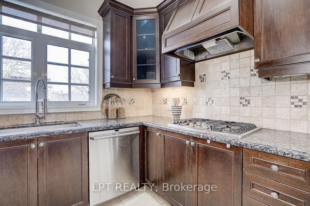 116 Dunlop Street • Richmond Hill, ON photo 14