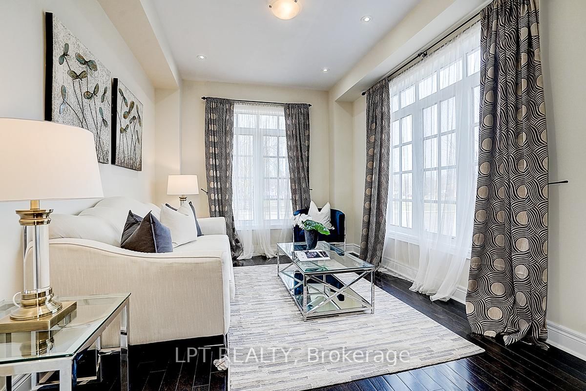 116 Dunlop Street • Richmond Hill, ON photo 3