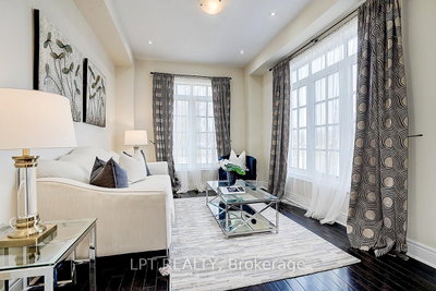 116 Dunlop Street • Richmond Hill, ON photo 3