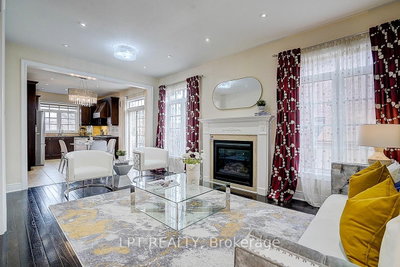 116 Dunlop Street • Richmond Hill, ON photo 6