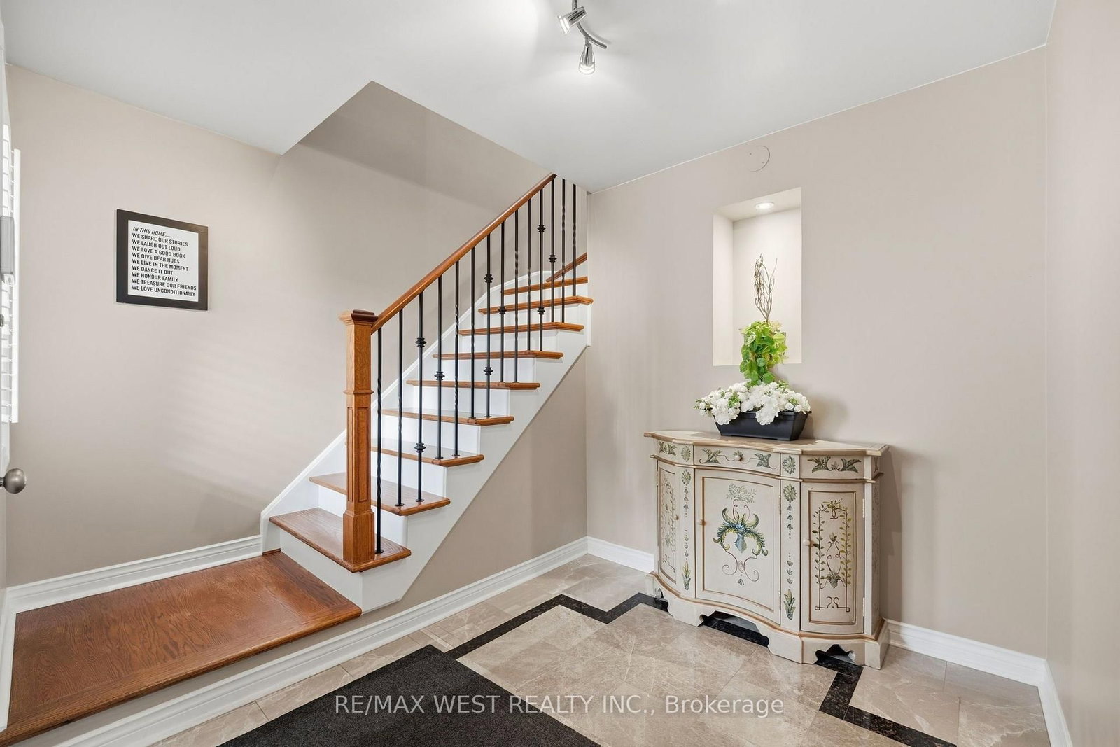 149 Deerglen Terrace • Aurora, ON photo 4