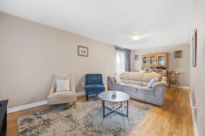 149 Deerglen Terrace • Aurora, ON photo 6