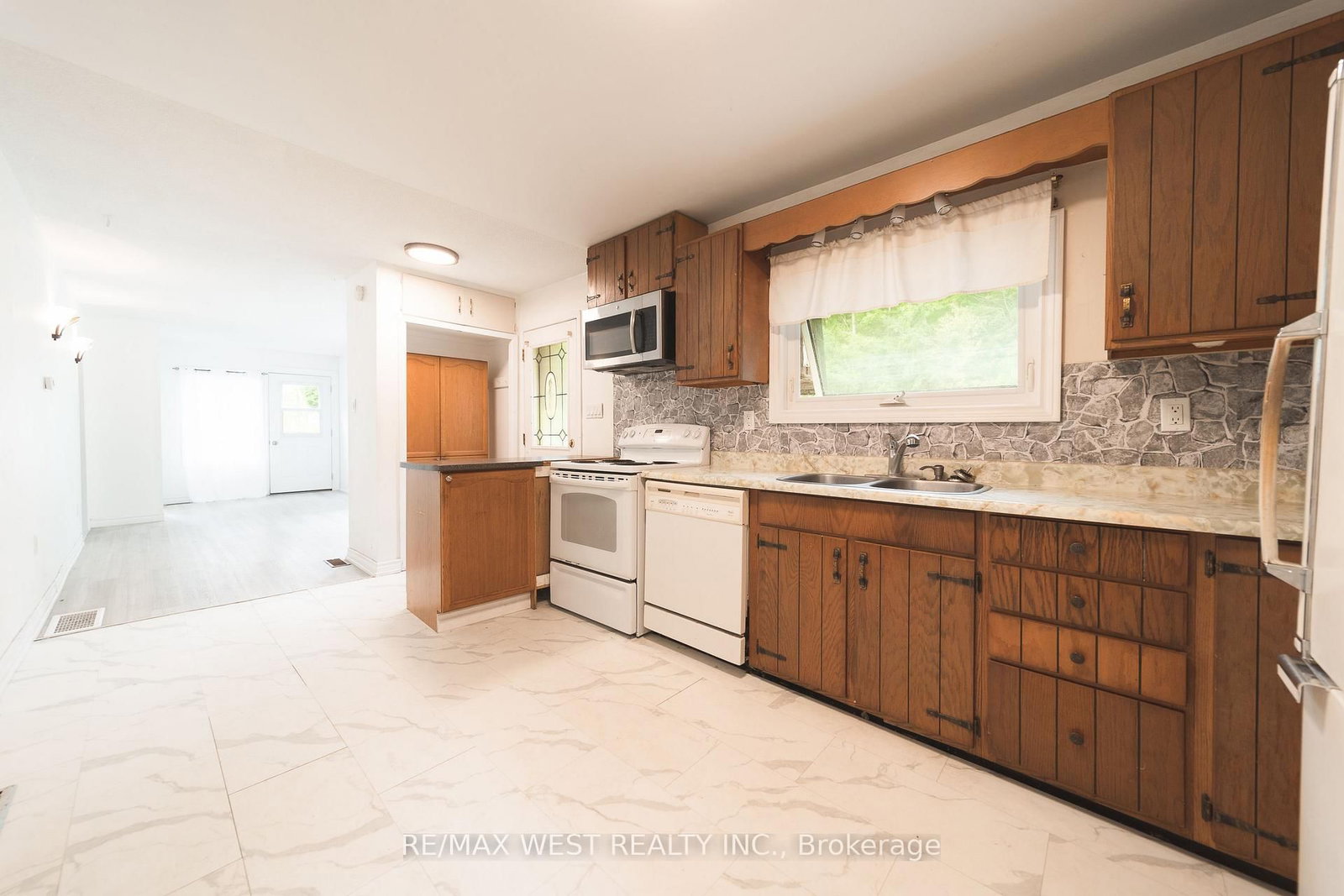 2801 25 Side Road • Innisfil, ON photo 10
