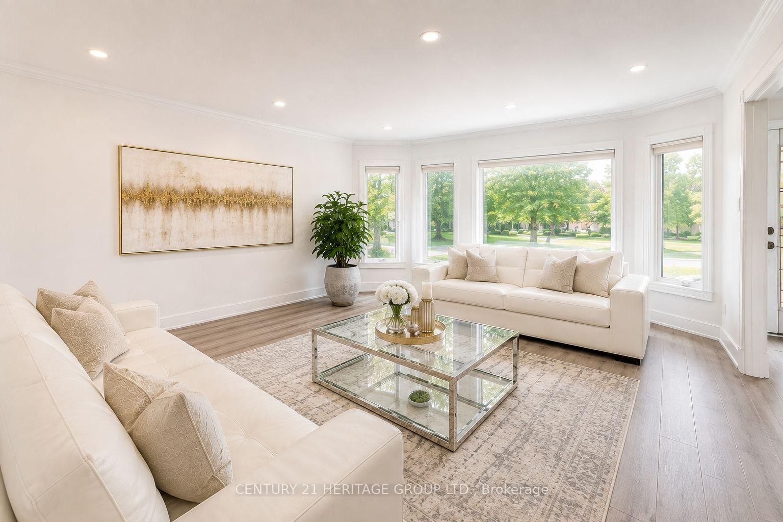 187 Glenway Circle • Newmarket, ON photo 2