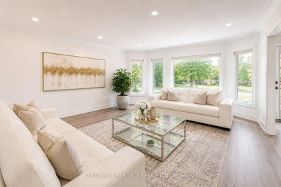 187 Glenway Circle • Newmarket, ON photo 2