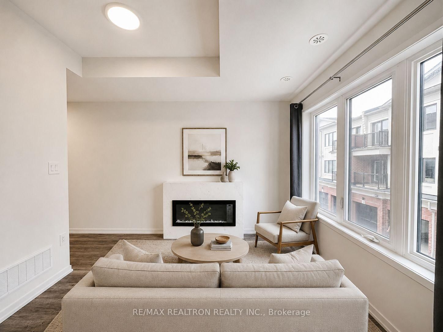 105 Matawin Lane • Richmond Hill, ON photo 3
