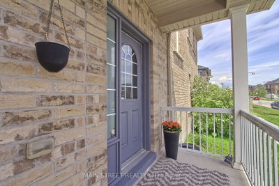 34 Grey Wing Avenue • Georgina, ON photo 5