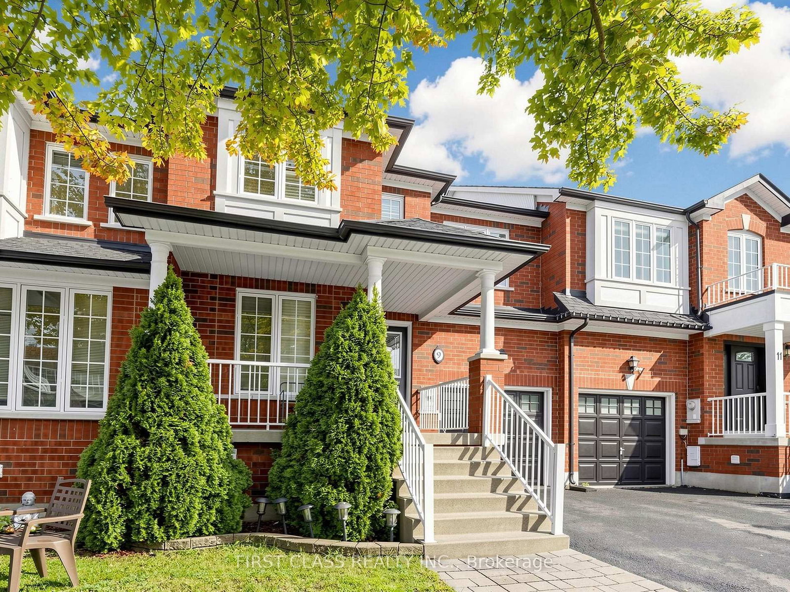 9 Revelstoke Crescent • Richmond Hill, ON photo 4