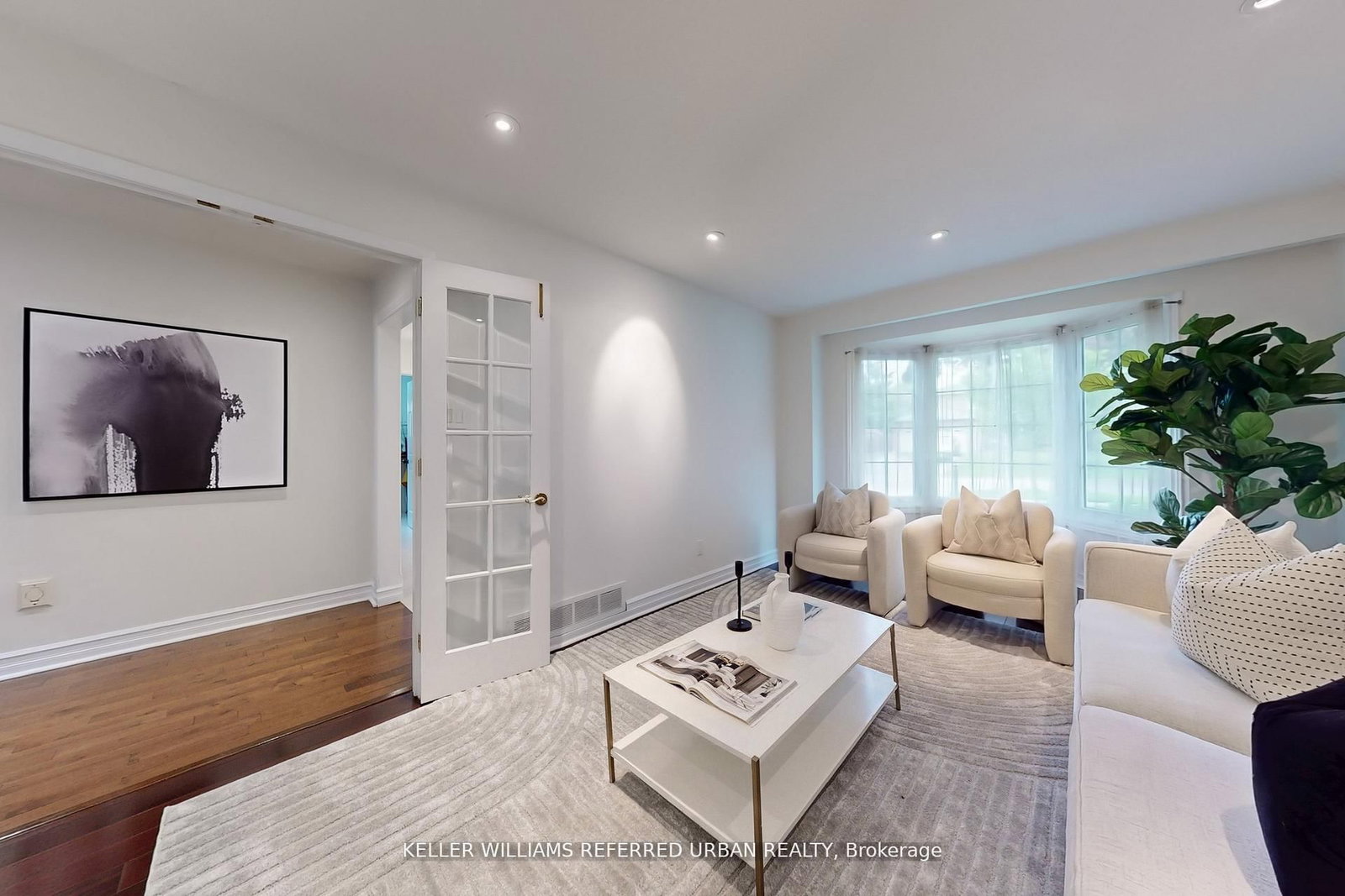 158 Walton Drive • Aurora, ON photo 2