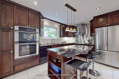 158 Walton Drive • Aurora, ON photo 7
