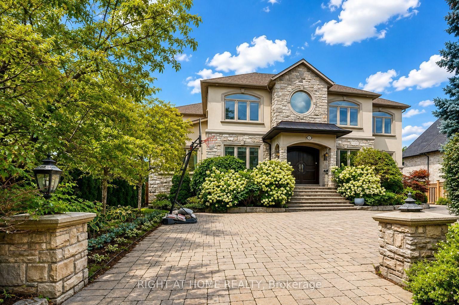 16 Fairview Avenue • Richmond Hill, ON photo 2
