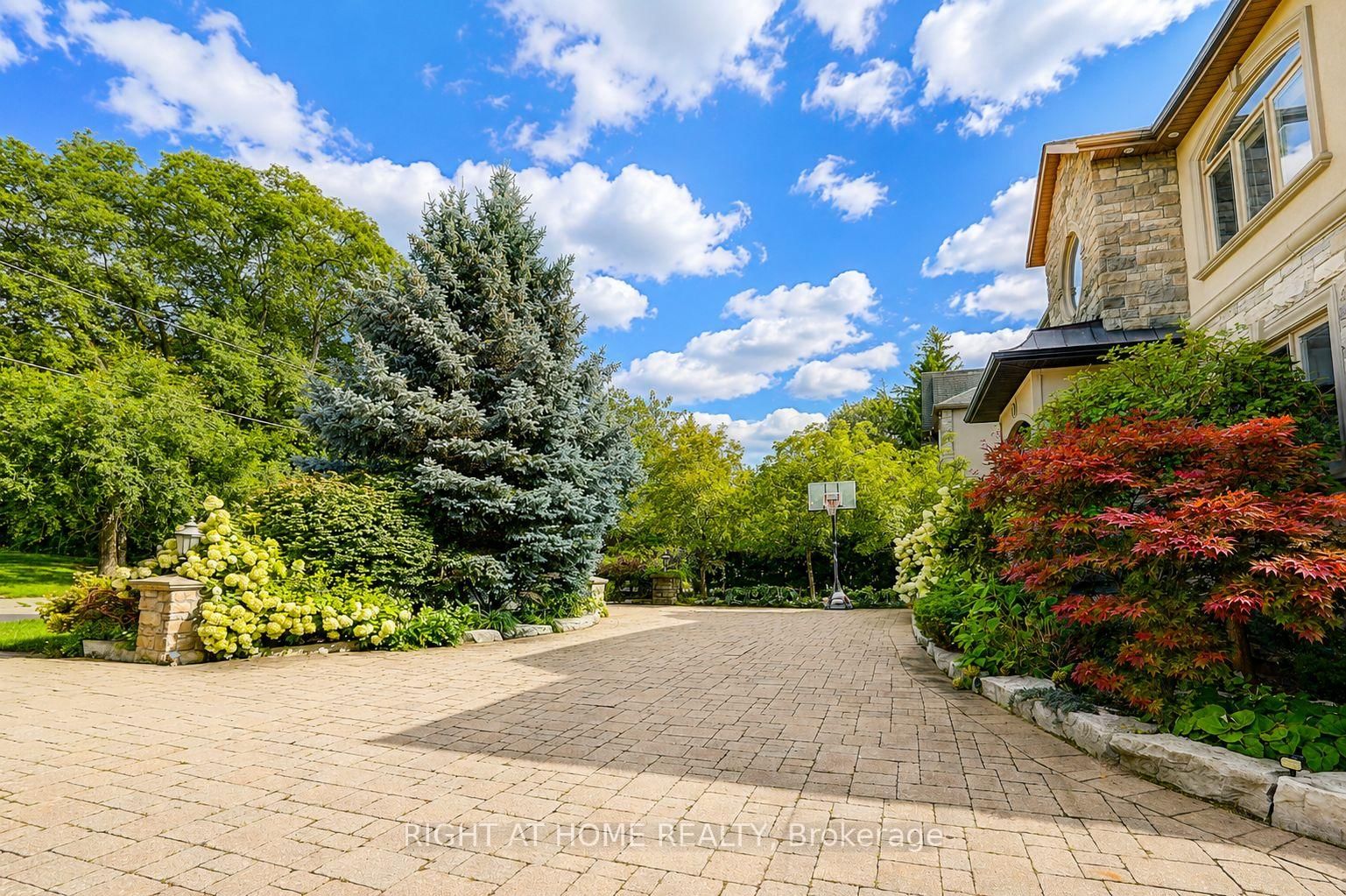 16 Fairview Avenue • Richmond Hill, ON photo 3