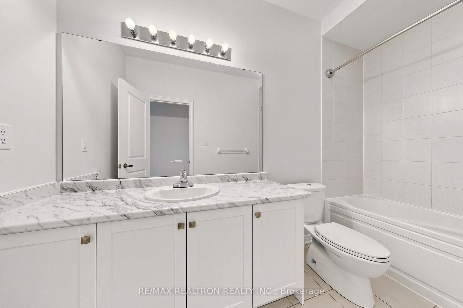 8 Hewison Avenue • Richmond Hill, ON photo 39