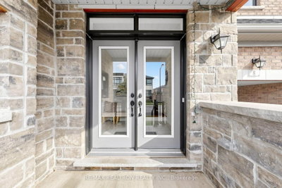 8 Hewison Avenue • Richmond Hill, ON photo 4