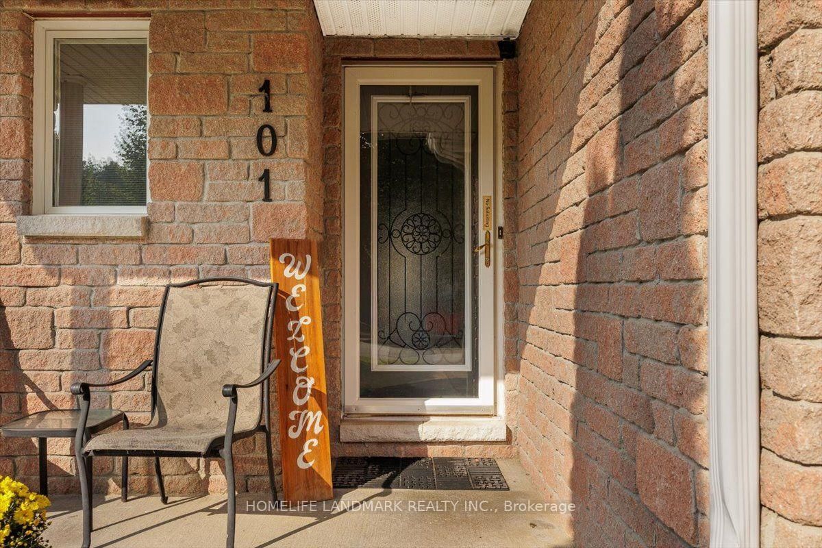 101 Noble Drive • Bradford West Gwillimbury, ON photo 2
