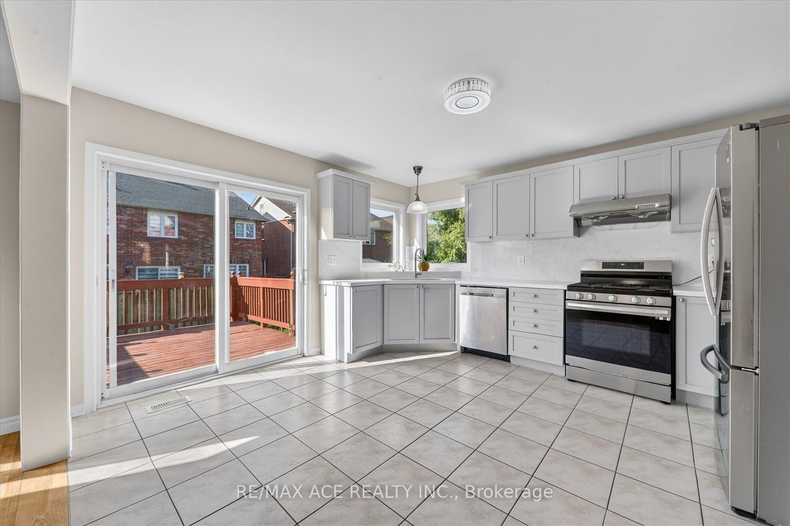 23 Harry Sanders Avenue • Whitchurch-Stouffville, ON photo 11