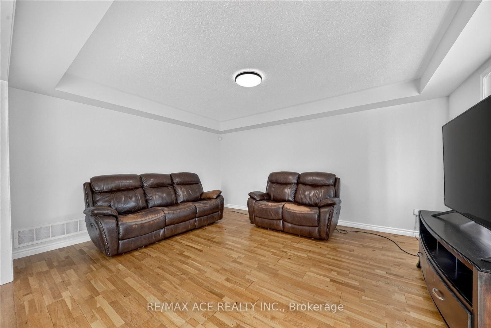 23 Harry Sanders Avenue • Whitchurch-Stouffville, ON photo 16