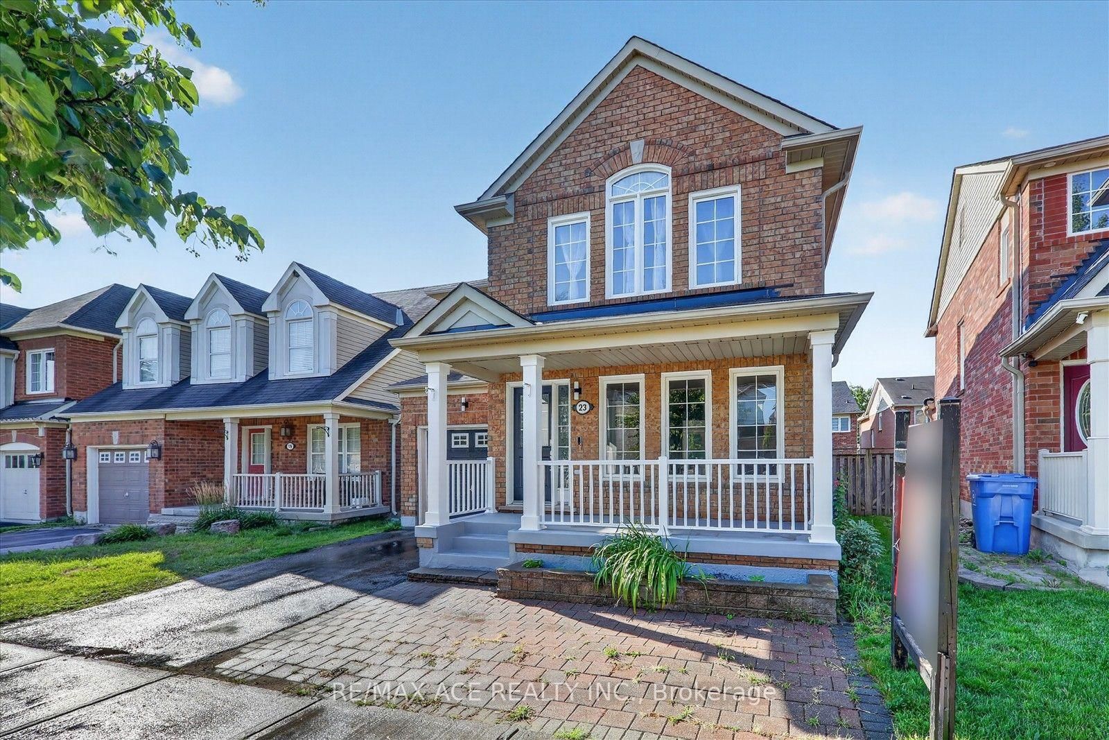 23 Harry Sanders Avenue • Whitchurch-Stouffville, ON photo 3