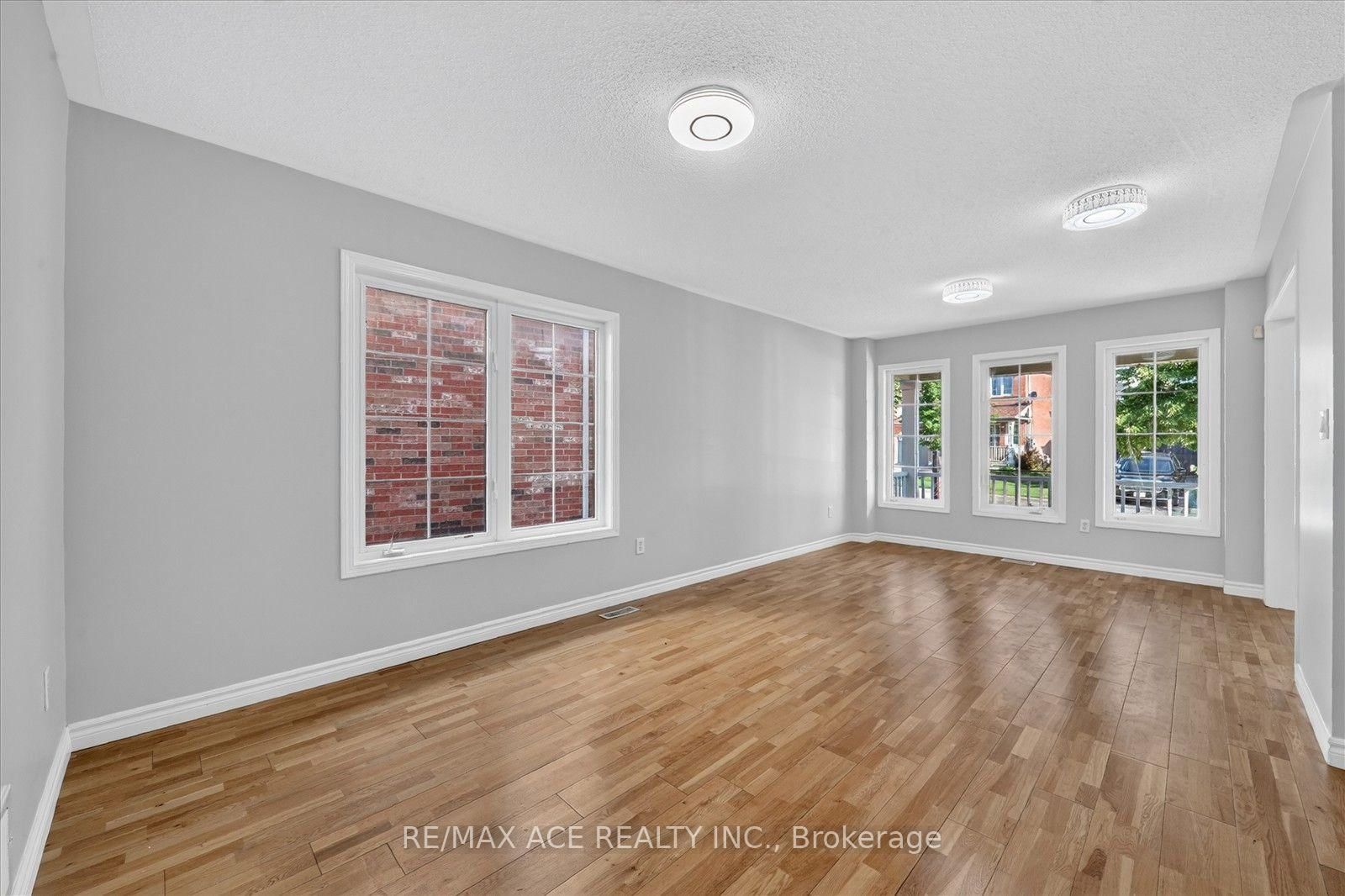 23 Harry Sanders Avenue • Whitchurch-Stouffville, ON photo 9